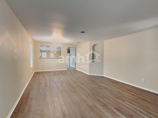 Building Photo - 806 Silverado Way