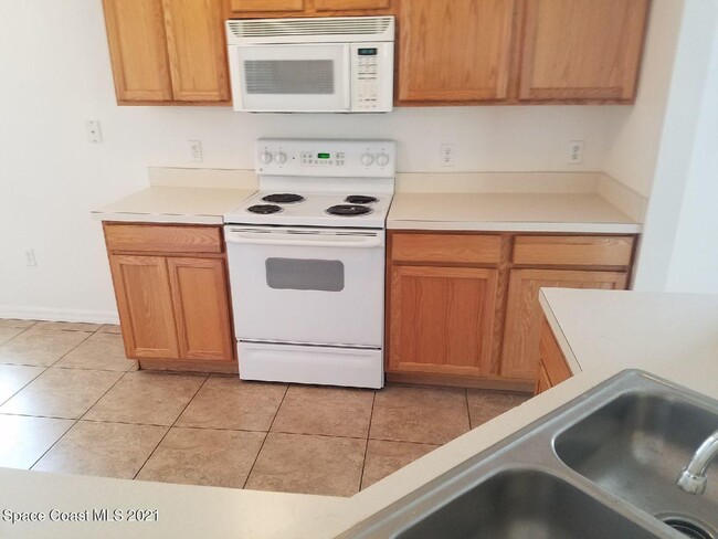 Building Photo - 888 Macon Dr