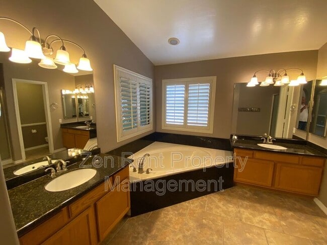 Building Photo - 426 S Burk St