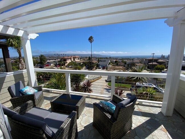 Building Photo - 730 N Paulina Ave