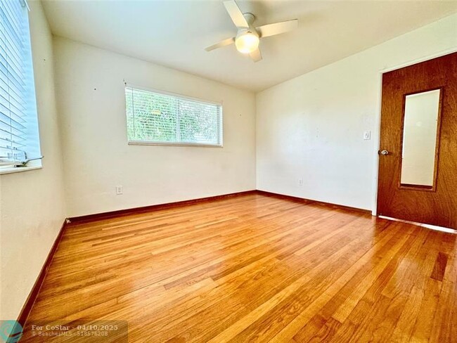 Building Photo - 311 NE 48th Ct