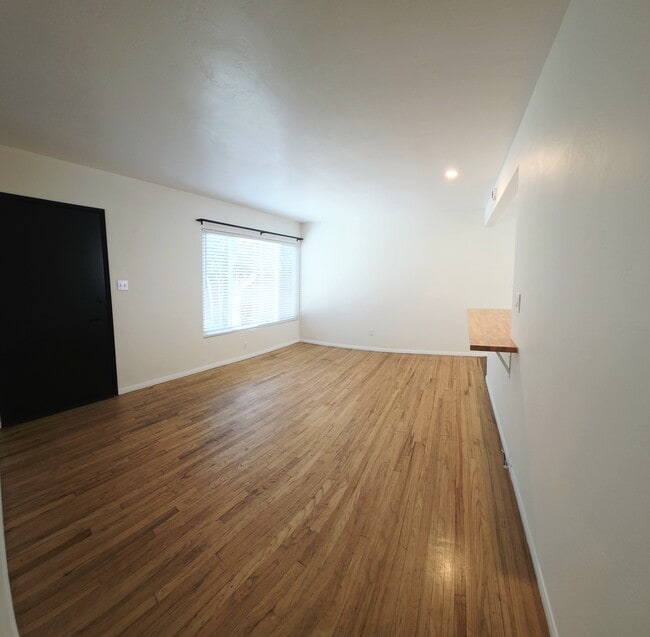 Building Photo - 2039 Thomas Ave