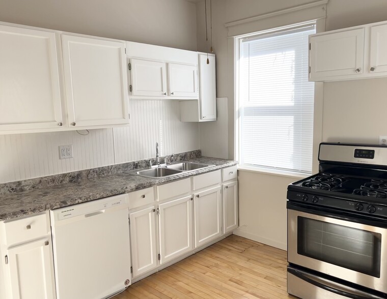 Kitchen - 1653 W Waveland Ave