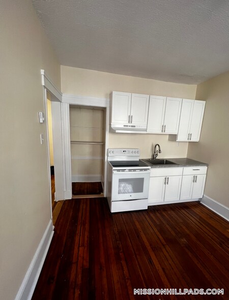 Building Photo - 883 Huntington Ave