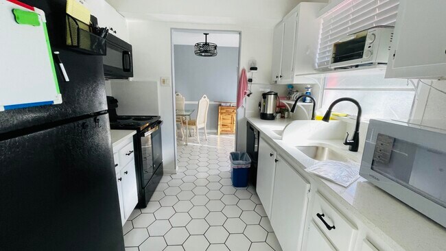 Building Photo - 11 Golfs Edge