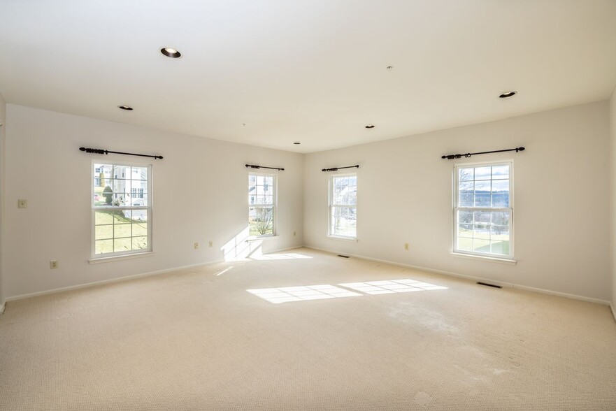 Building Photo - 171 Madison Way