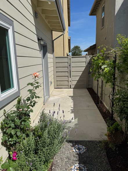 Building Photo - 2216 1/2 Motta St