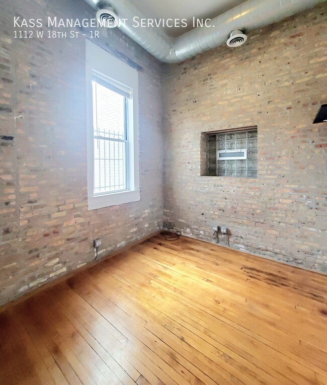 Building Photo - Spacious Pilsen 2 bedroom 1 bath with bonu...