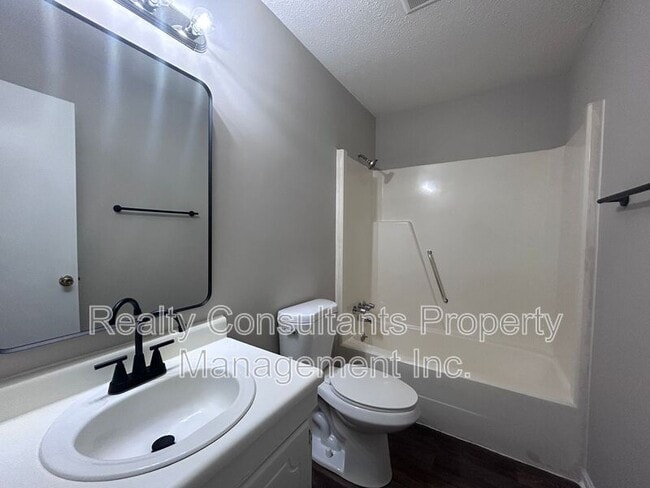 Building Photo - 115 Cox Ave