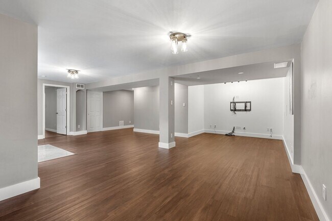 Building Photo - Beautiful 3-Bed, 3-Bath Home in Excellent ...