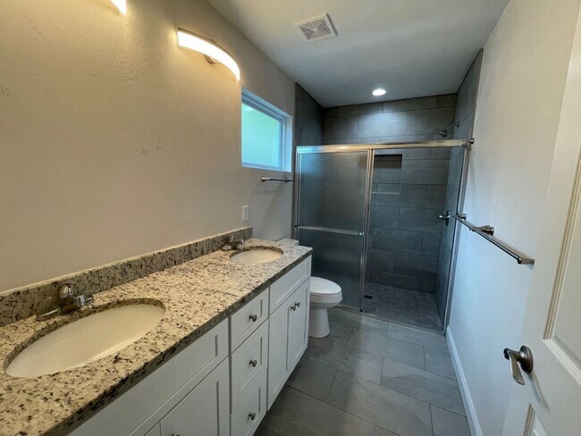 Building Photo - Newer 3/2 in Turkey Creek!