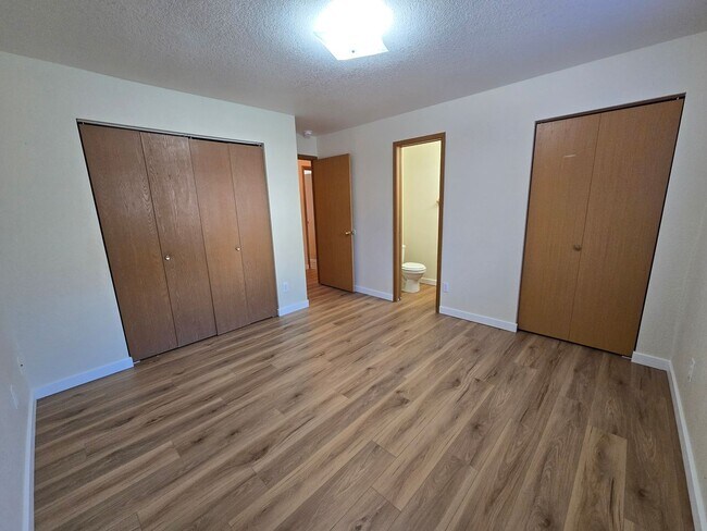 Building Photo - 810 N Siony