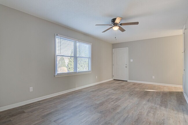 Building Photo - Newly Remodeled 1 Bedroom Condo in Prime Location! No Pets