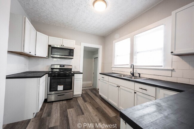 Building Photo - Charming 2 Bed, 1 Bath Rental in Indianapolis!