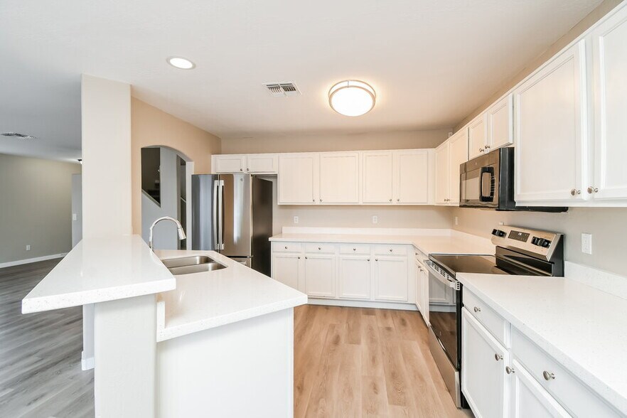 Building Photo - 31543 N Cactus Dr