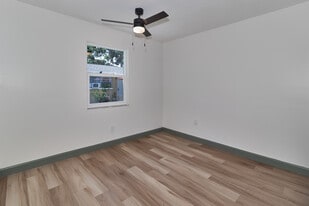 Building Photo - 508 91st Ave N