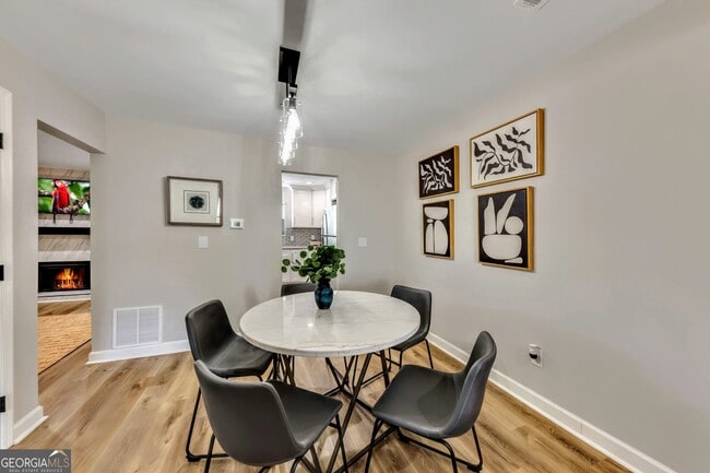 Building Photo - 1018 Falling Valley Ct SE