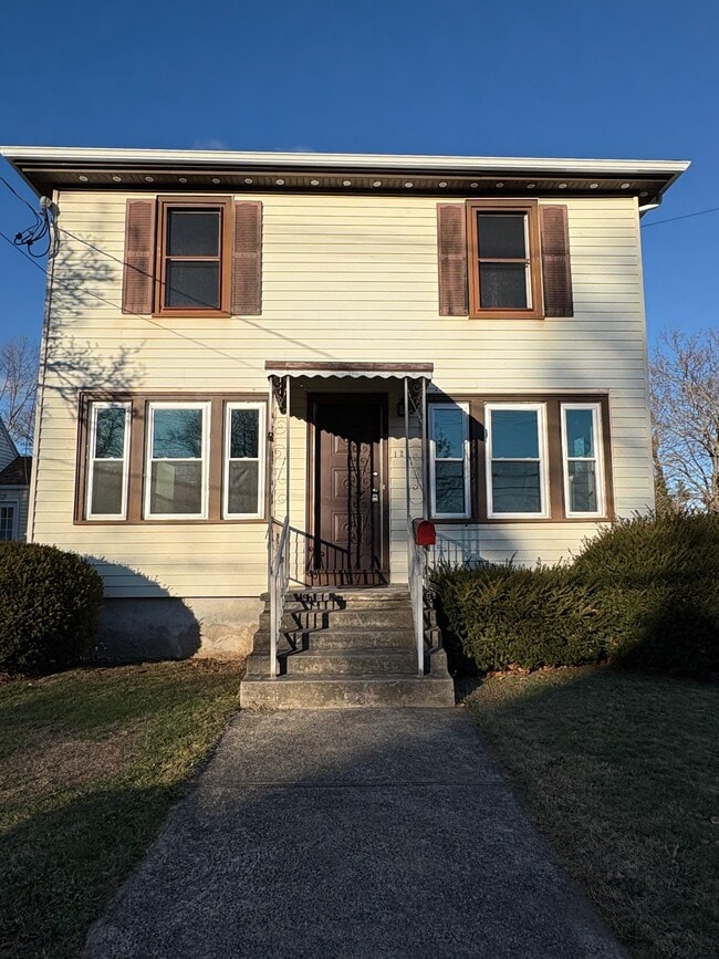 Building Photo - 121 School St