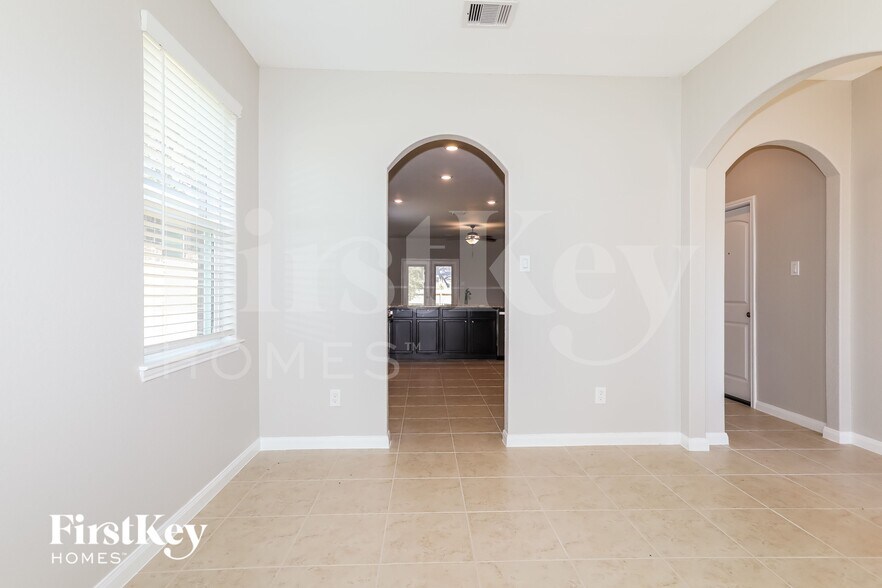 Building Photo - 8981 Oval Glass St