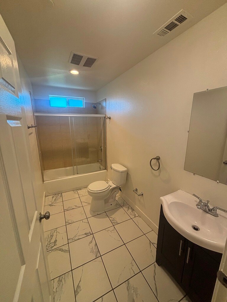 Building Photo - 630 1/2 W 79th St