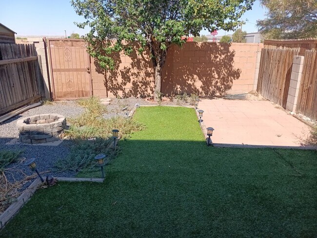 Building Photo - 3 Bedroom, 2.5 Bathroom Home! Schedule a S...