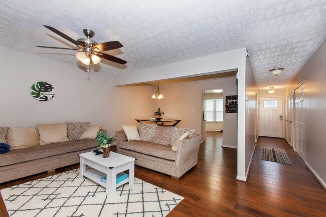 Building Photo - Spacious Williamsburg Townhome with Modern...