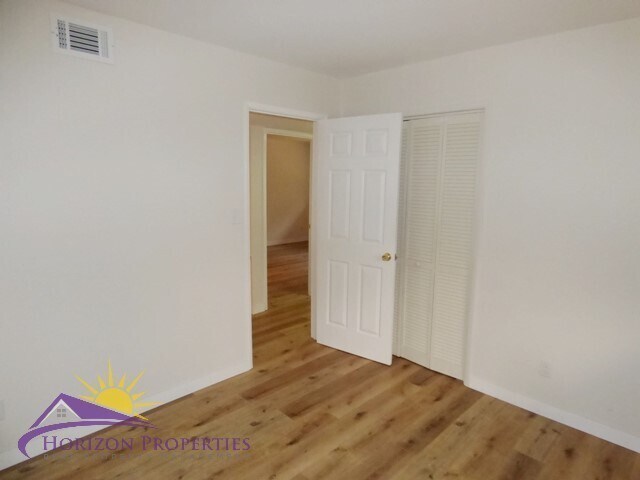 Building Photo - 4000-4002 Earnscliff Ave