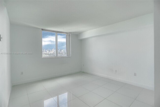 Building Photo - 1861 NW South River Dr