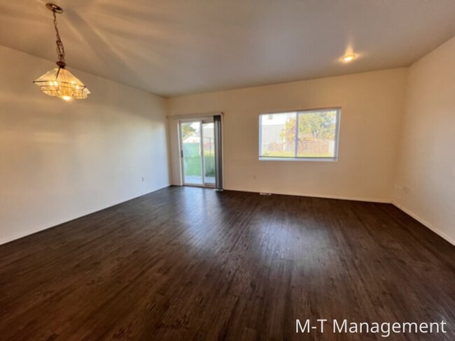 Building Photo - 3 br/2.5 bath townhouse + 1 car garage, fe...