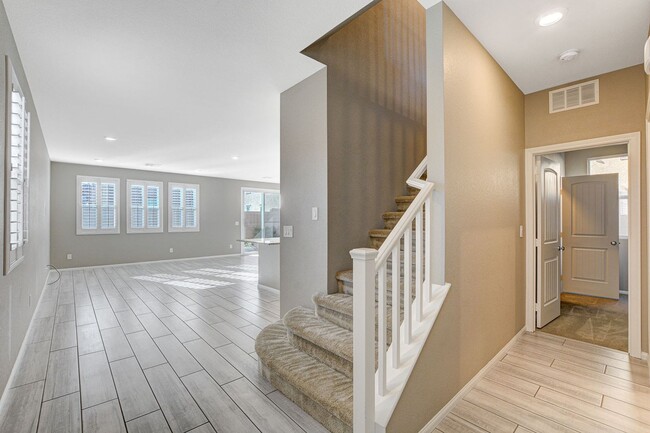 Building Photo - Gorgeous SW 5 bedroom + Loft!