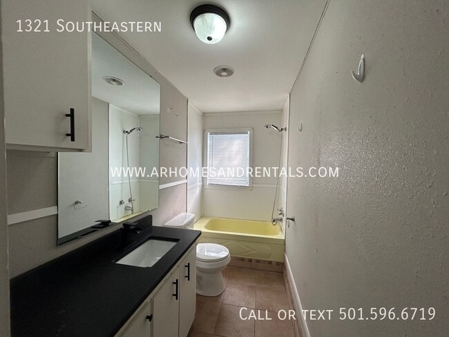 Building Photo - 1321 Southeastern-
