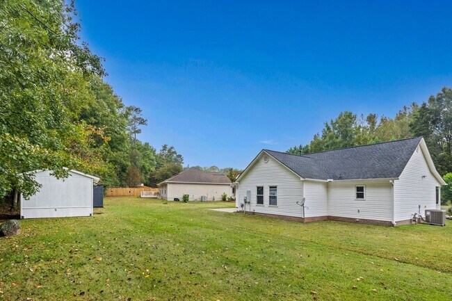 Building Photo - Beautiful 3-bed, 2 bath home in Hallmark G...