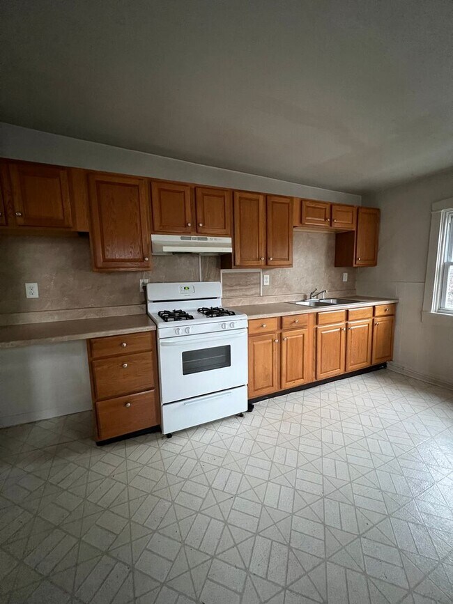 Building Photo - 605 High St