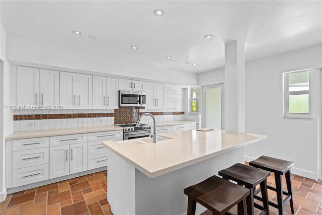 Building Photo - 10190 Collins Ave