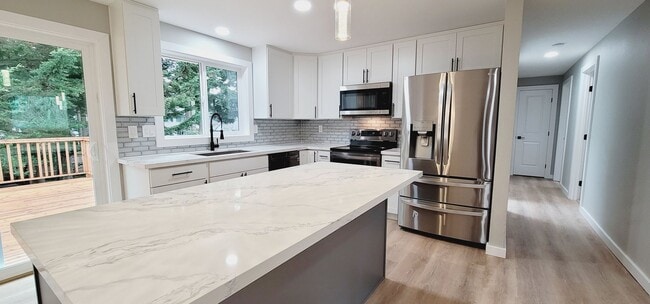 Building Photo - Stunning 4 bedroom House in an amazing location of Puyallup!