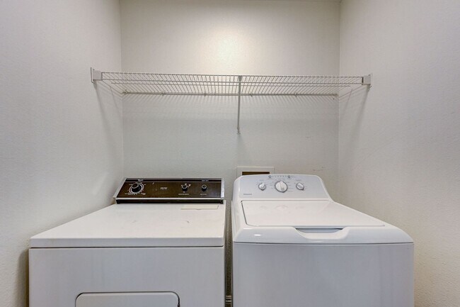 Building Photo - Charming 2 Bed 2 Bath!