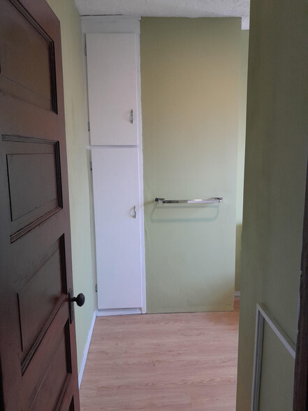 Bath Up - 1379 W 61st St