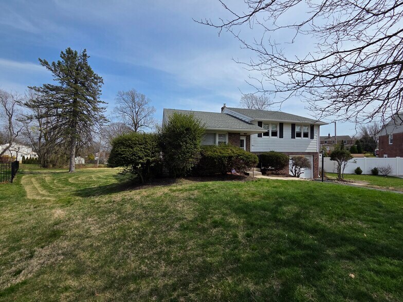 Building Photo - 811 Coppock Ln