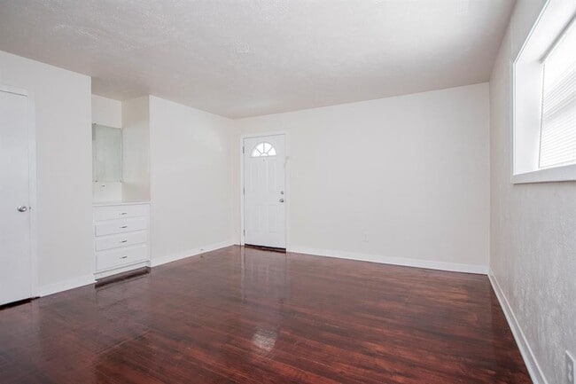 Primary Photo - 1419 Hyde Park Blvd