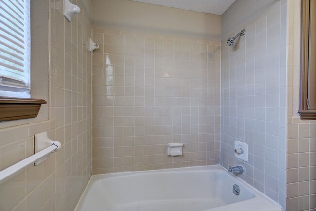 Building Photo - Discover Your New Home: 2-Bedroom Duplex A...