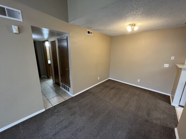 Building Photo - 902 S Walden St