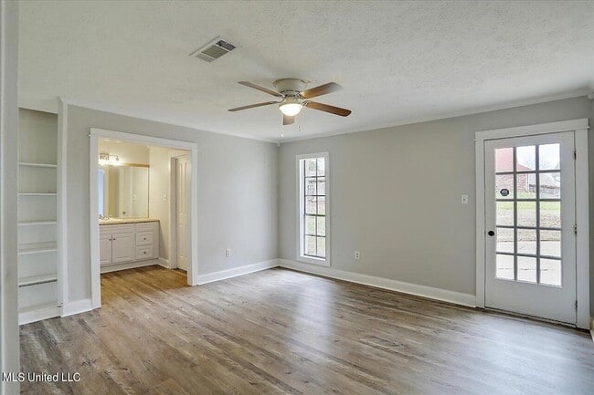 Building Photo - 249 Bay Park Dr