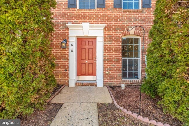 Building Photo - 618 Cawley Dr