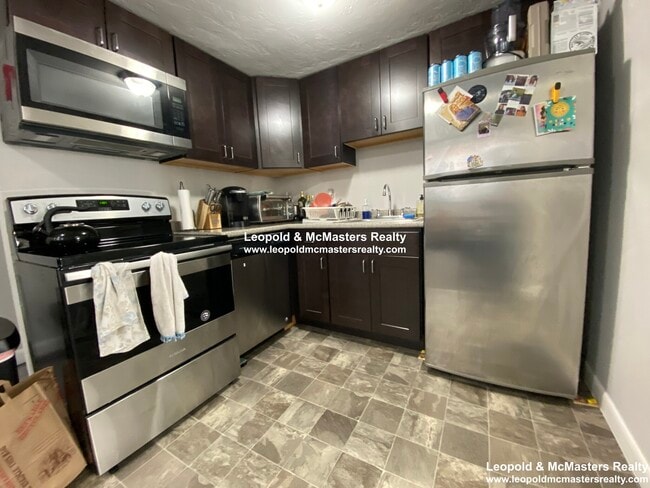 Building Photo - 181 Thorndike St