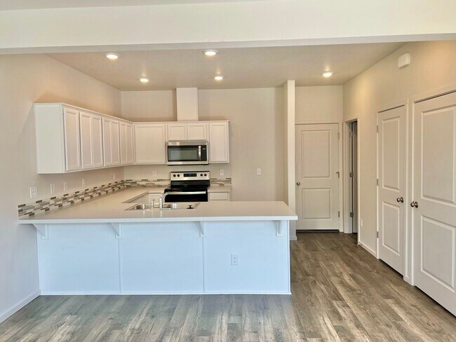 Building Photo - FREE RENT!! NEARLY NEW  HOME IN EZ LIVING ...