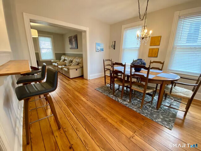 Building Photo - 27 Quintard Ave