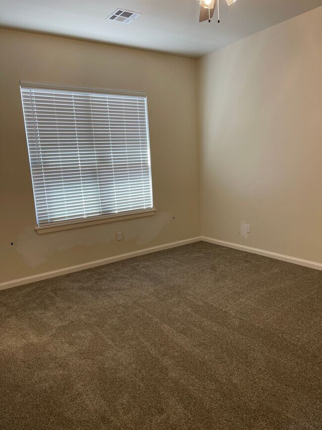 Building Photo - 3 bed 2.5 bath home in The Enclave