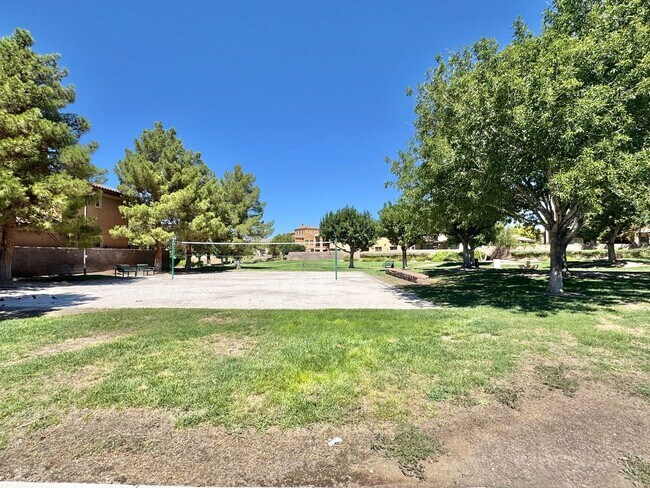 Building Photo - BEAUTIFUL 4 BEDROOM HOME IN GUARD GATED CO...