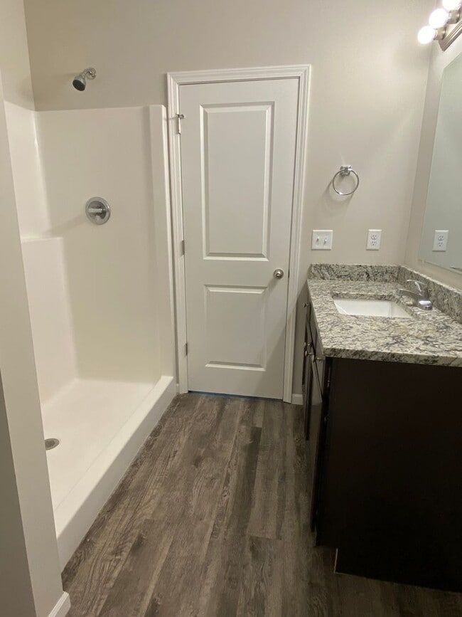 Building Photo - 412 S Longbranch Dr