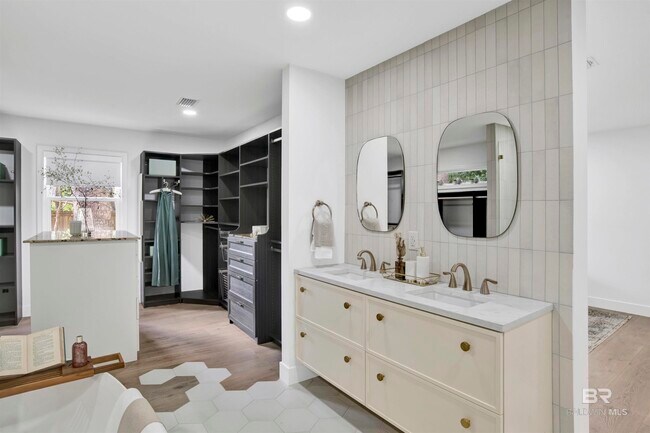 Building Photo - 380 S Church St